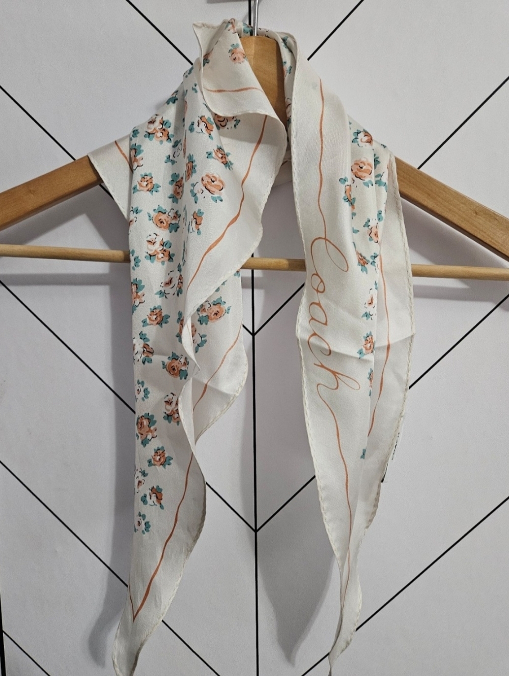 NWOT Coach Essential Tea Rose Silk Diamond Scarf, Chalk - Picture 4 of 5